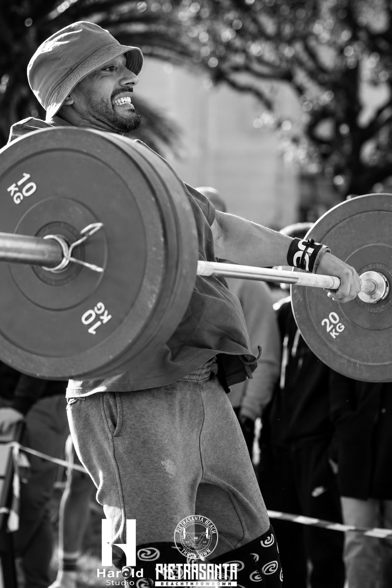 Stefano Consolo esegue uno snatch con bilanciere durante una competizione